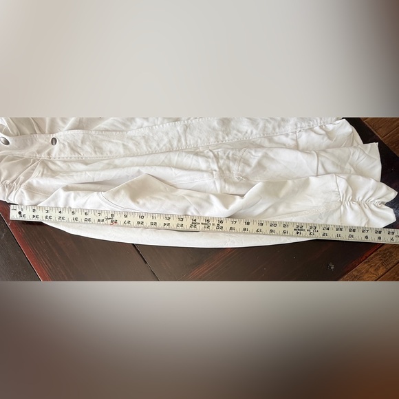 Athletic DNA NWT White Windbreaker w/
Hood, zips & snaps…toggles at waist
Med - Picture 13 of 14